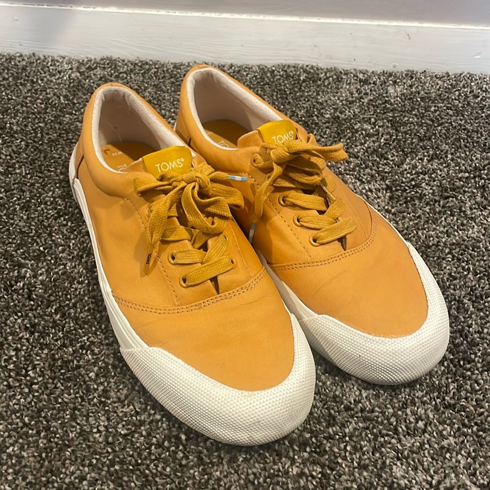 Size 10 yellow Toms
